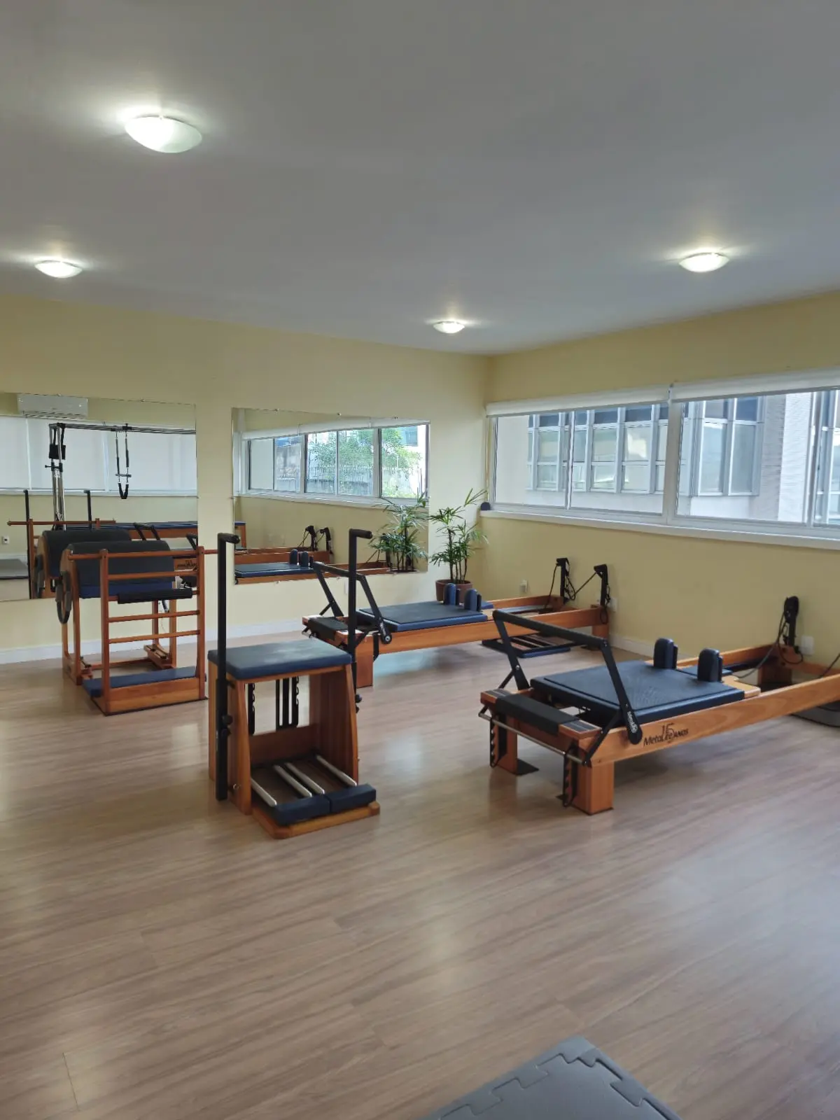 Studio de Pilates no Itaim Bibi - sala com equipamentos Reformer e Cadillac profissionais